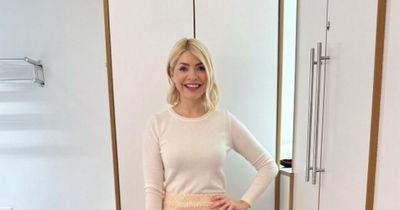 Holly Willoughby mistaken for super famous singer as she shows off classic look in £45 dress