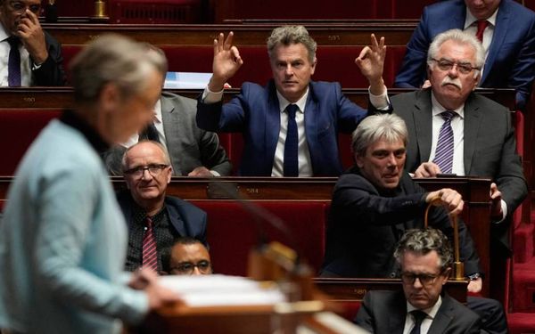 French government narrowly survives no-confidence vote