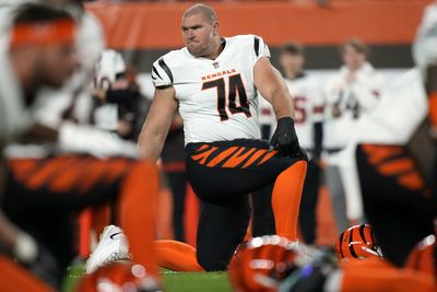 Bengals bring back G Max Scharping in free agency