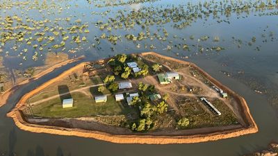 Outback Queensland towns prepare to be cut off for weeks as floodwaters approach