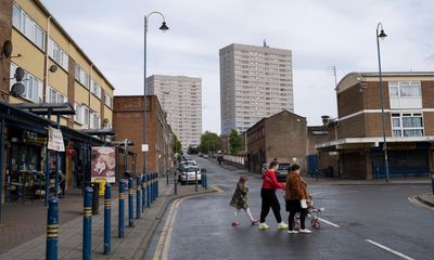 English letting agents who ban children breach equality rules, says ombudsman