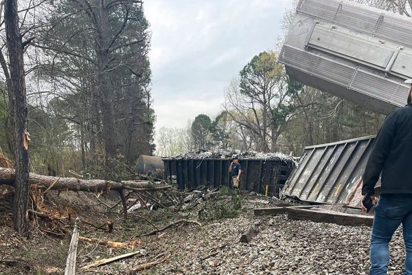 Safety board: Alabama derailed train lacked needed couplers