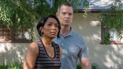 9-1-1 Star Peter Krause Talks Playing 'Mom And Dad' With Angela Bassett: 'It's Been Fun'