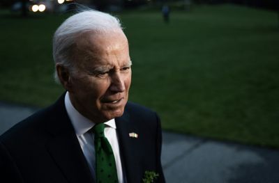 Biden picks his 2024 path -- right down the middle