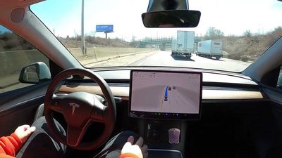 Tesla Full Self-Driving Beta V11: Realtime Day And Night In Detroit