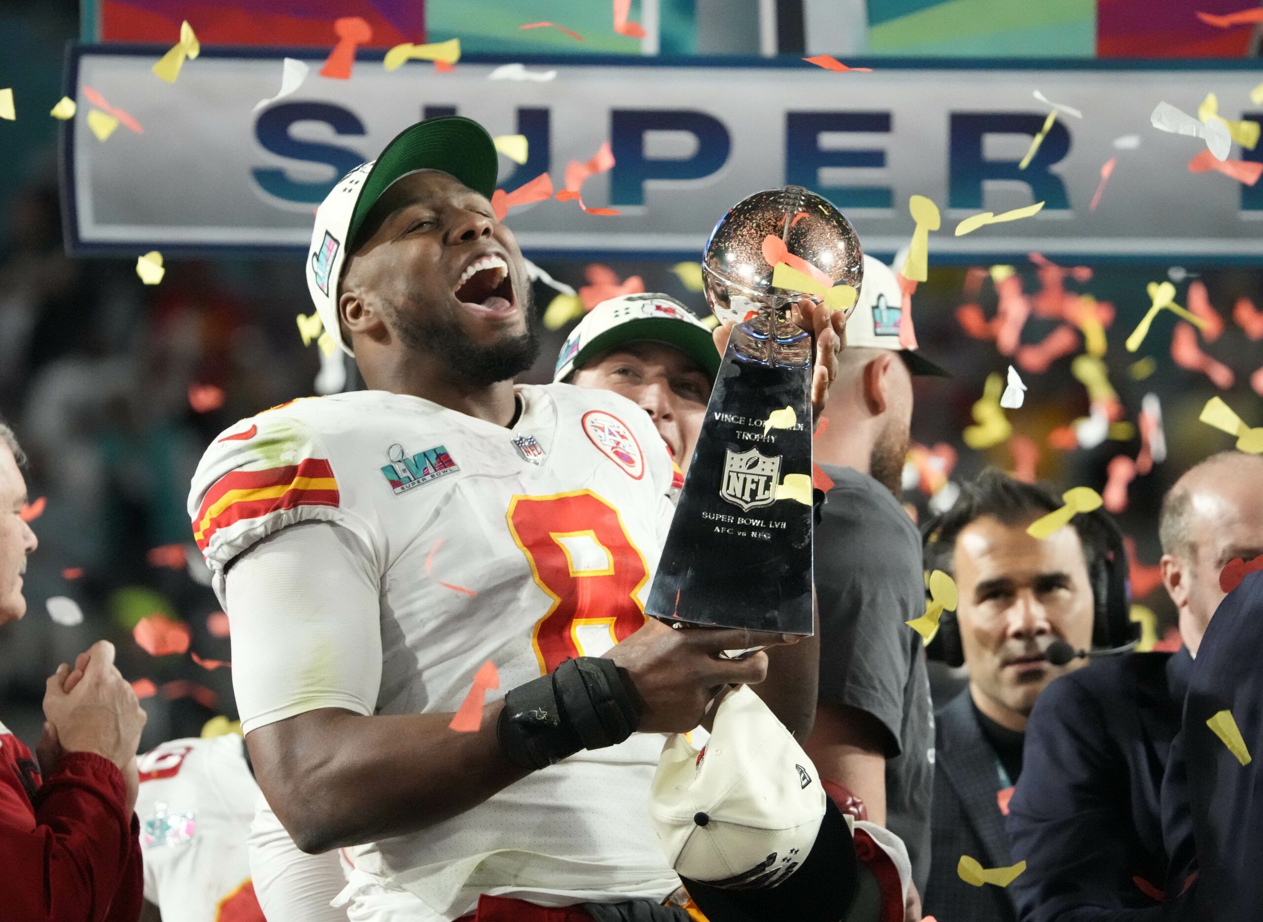 Chiefs DE Carlos Dunlap to be honored with a parade in…