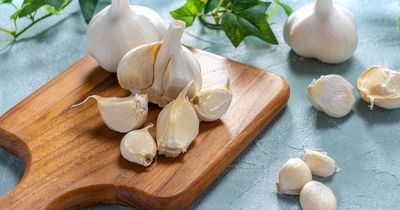 Woman's 'life-changing' hack peels garlic in seconds while avoiding sticky fingers