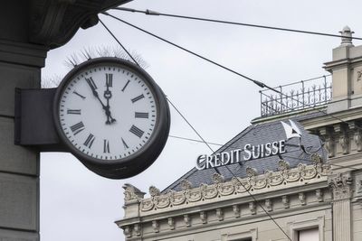 Swiss suspends bonus payouts to Credit Suisse staffers