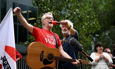 Sticking with the union: Billy Bragg joins ABC staff on Sydney picket line