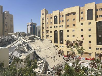 Building collapse in Qatar kills one