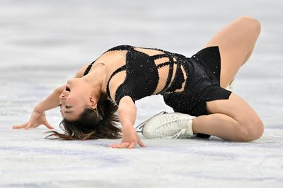 Defending champion Sakamoto leads women at skating worlds