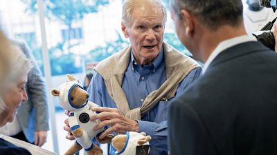 NASA boss Bill Nelson visits Canberra, amid concerns for Australian space industry's failure to launch