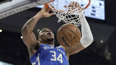 NBA: Milwaukee Bucks rout San Antonio Spurs at home