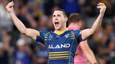 Mitchell Moses leads Parramatta Eels to 17-16 NRL win over Penrith Panthers with golden-point field goal