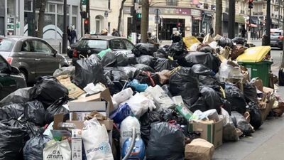 Public stink as protest garbage keeps piling up on Paris streets