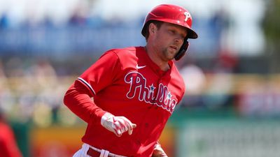 Phillies’ Rhys Hoskins Appears to Suffer Major Knee Injury, Carted off Field