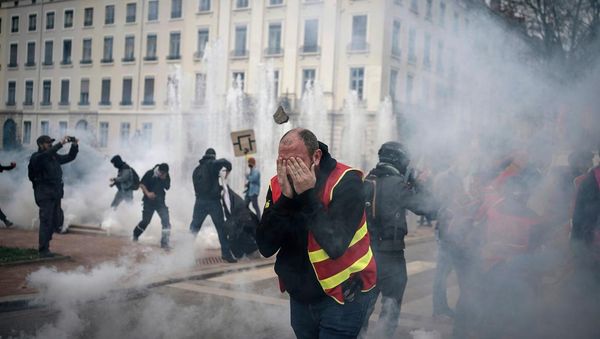 French unions call new pension protests to coincide with King’s visit