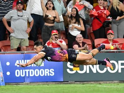 Broncos clinch derby win over Dolphins with late try