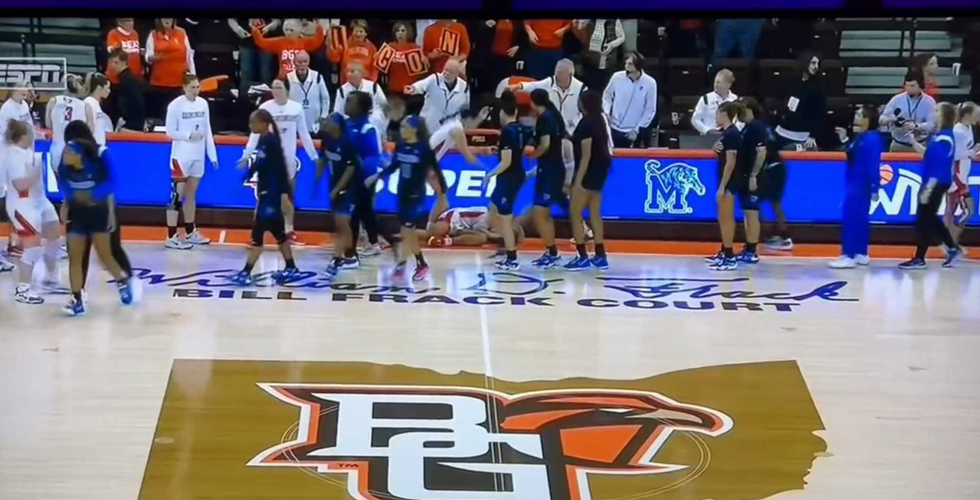 A Memphis player shockingly appeared to punch a…