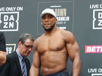 Who is Anthony Joshua fighting tonight?