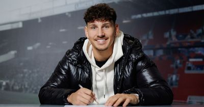 Bristol City goalkeeper signs new contract as he steps up to support Max O'Leary