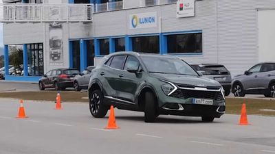 See 2023 Kia Sportage PHEV Struggle With Speed In A Surprising Moose Test
