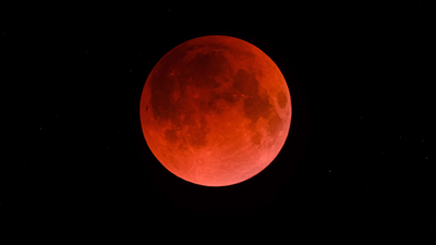 See the moon turn blood red in this stunning lunar eclipse video