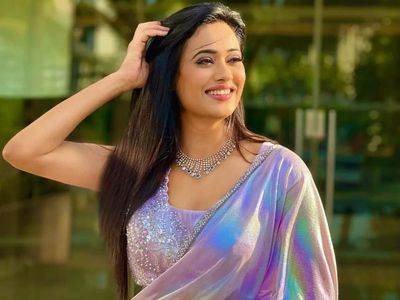 Fans call Shweta Tiwari 'bachpan ka crush' as she posts photos in a gorgeous holographic saree