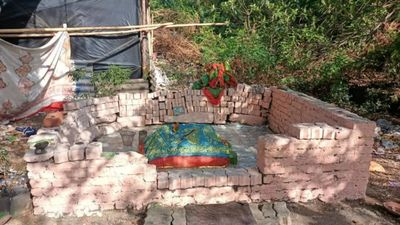 After MNS chief raised issue about illegal dargah in Mumbai, his party workers raise issue of 'illegal' shrine in Kalyan