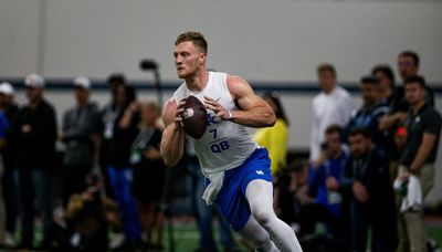 Peyton Manning giving advice to Kentucky QB Will Levis