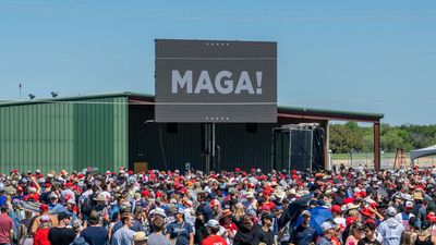 At Texas rally, Trump blasts investigators as "maniacs"