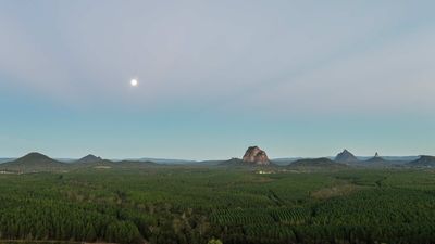 Woman dies, two men rescued from Glasshouse Mountains in 'extremely rare' weekend, says paramedic