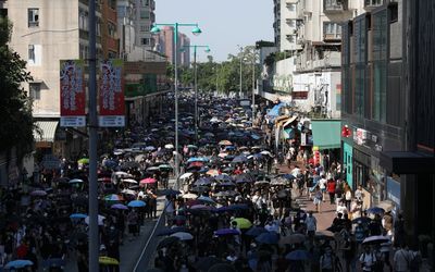 Police keep tight control on Hong Kong protest