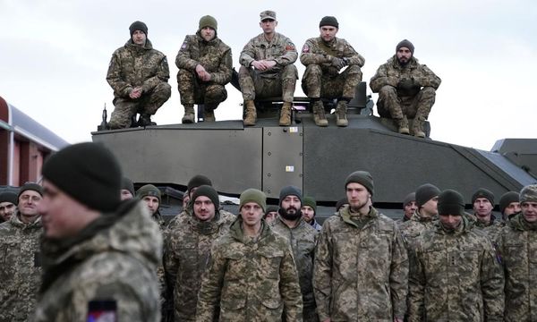 Ukrainian troops return home after Challenger 2 tank training in UK