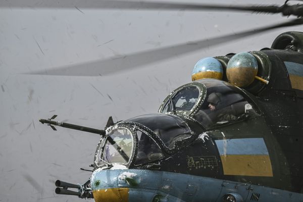 Ukraine crews conduct 'scary' missions in aged Soviet helicopters