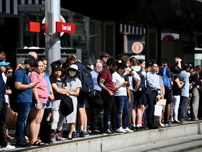 Major Sydney train delays strand commuters