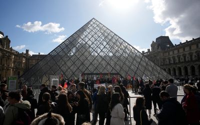 Pension protesters blockade the Louvre