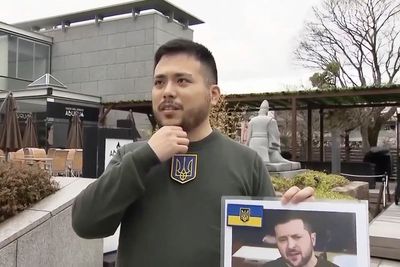 Japanese student goes to graduation dressed like Zelenskyy