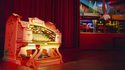 Wurlitzer theatre organ celebrates 40 years at heritage-listed Capri Theatre in Adelaide's south