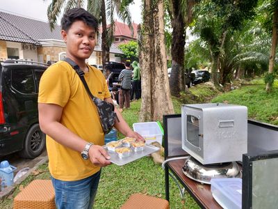 Indonesia’s snack stalls pray for Ramadan bonanza after COVID