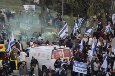 Israeli right-wing protesters attack Palestinians in Jerusalem