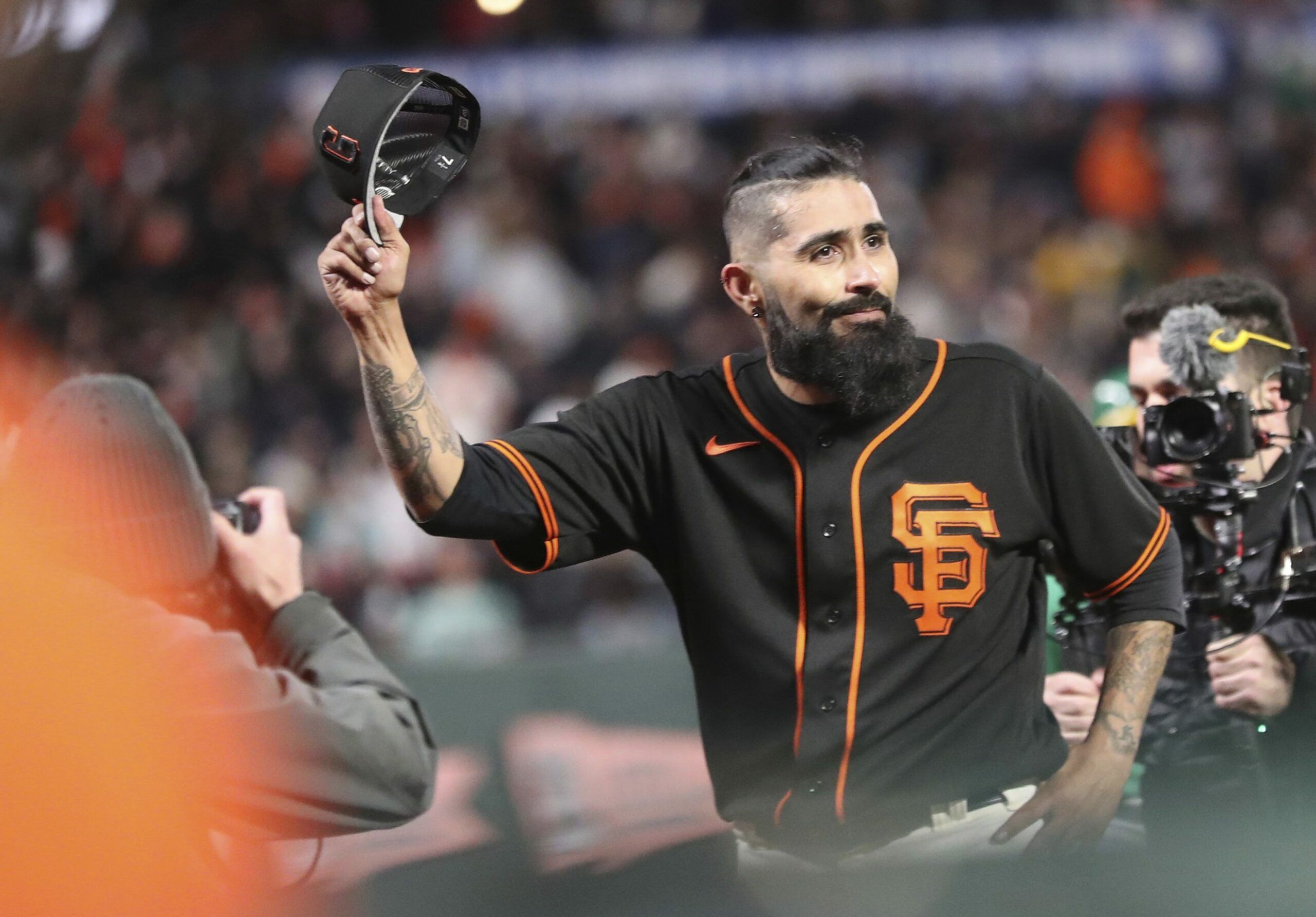 Sergio Romo's emotional final Giants game ends with Hunter Pence removing  him – NBC Sports Bay Area & California