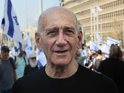 Israel's former leader says Netanyahu should either reform his coalition or resign