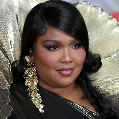 Listen Up: Lizzo Just Dropped the *Best* Eyebrow Advice