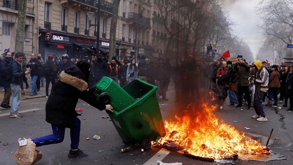‘The king is dead’ – Emmanuel Macron’s popularity plummets as banks set ablaze in violent French protests