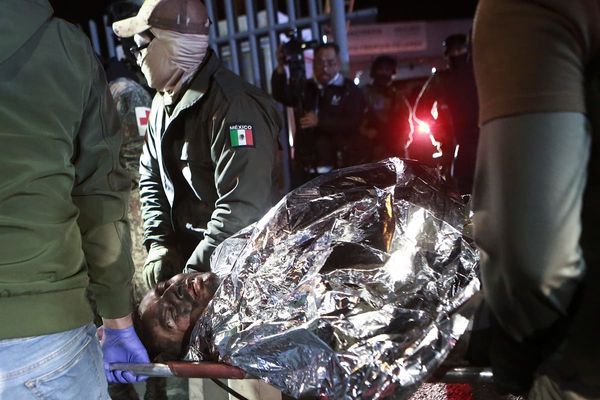 38 dead in Mexico fire after guards didn't let migrants out