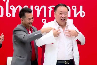 Veteran politician defects to Pheu Thai Party