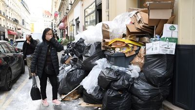 Clean up begins as Paris rubbish collectors suspend work stoppage