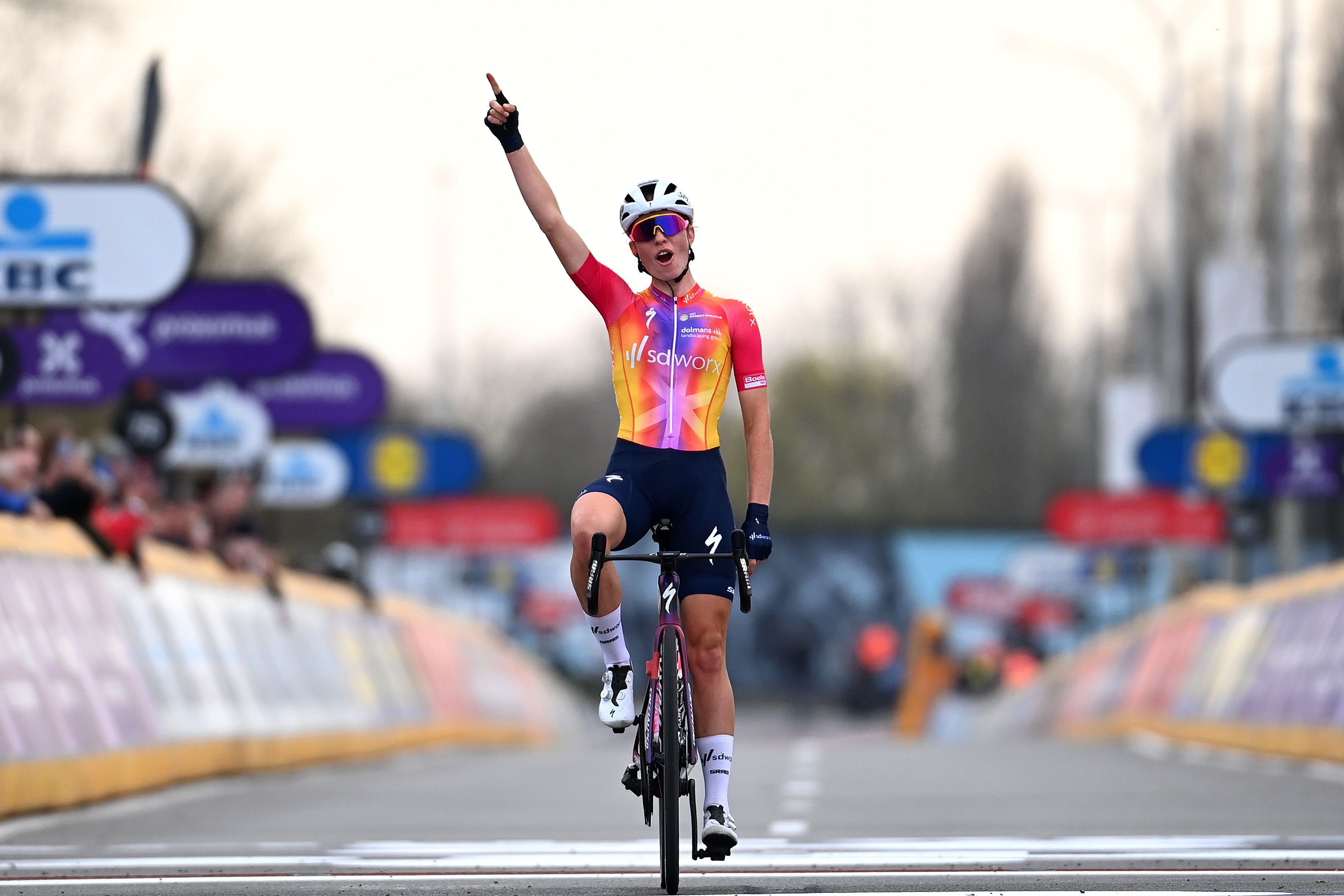 Demi Vollering flies to Dwars door Vlaanderen win as SD Worx