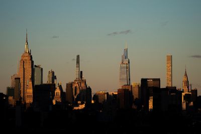 Manhattan claws back people as urban counties stem outflow